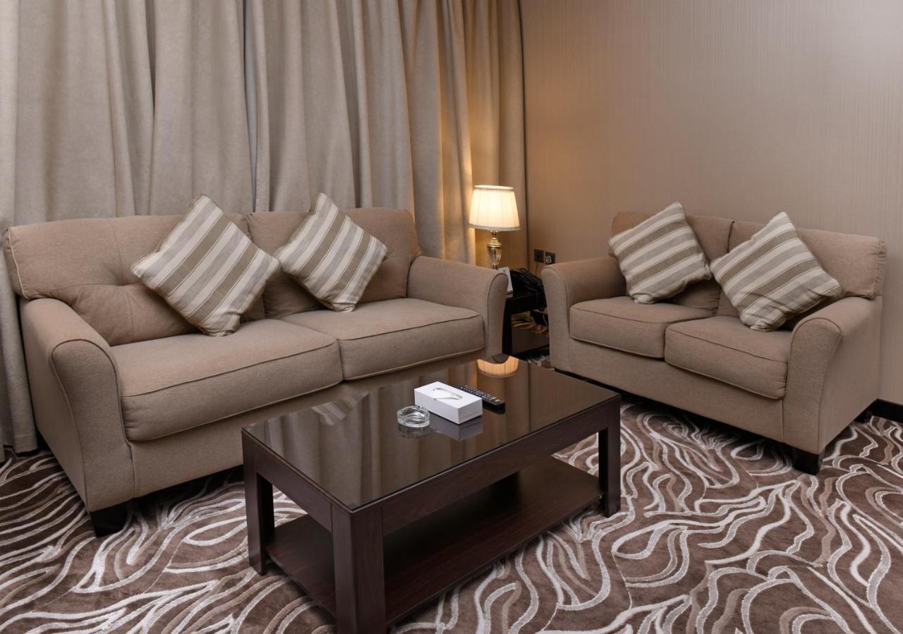 Naviti Warwick Hotel